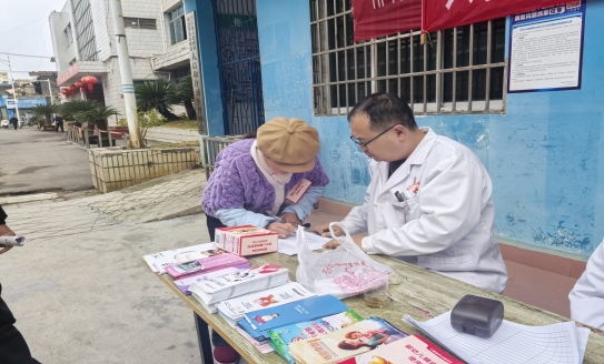 健康服务送上门 真情义诊暖社区